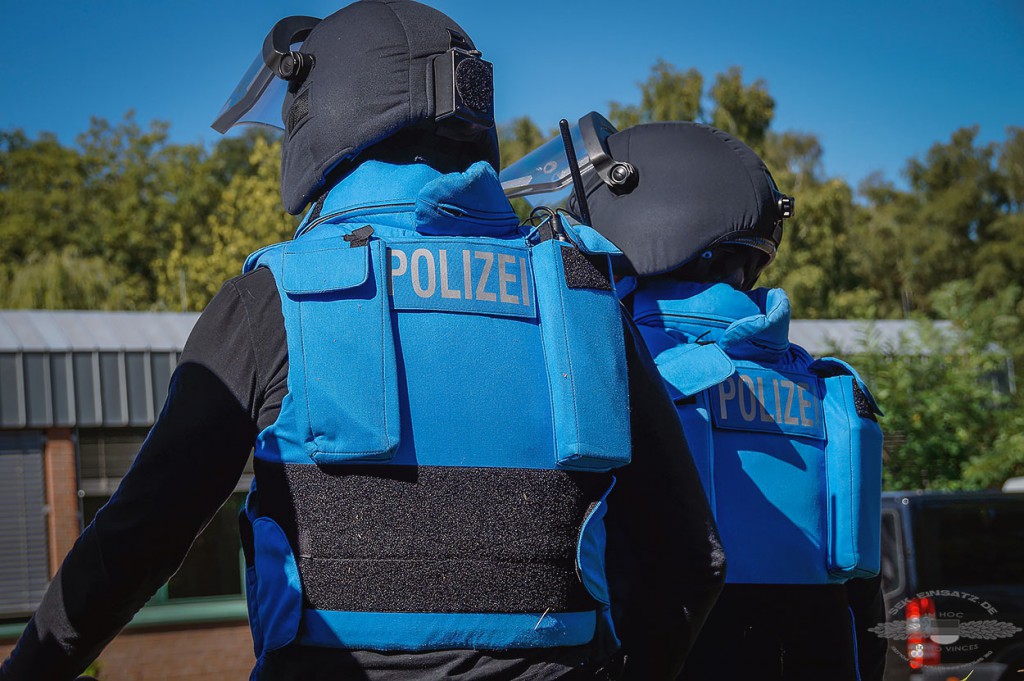 Frau bedroht Rettungskräfte mit Samuraischwert