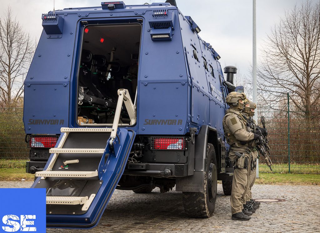 SEK-Logo wird von Fahrzeugsitzen des Survivors R entfernt