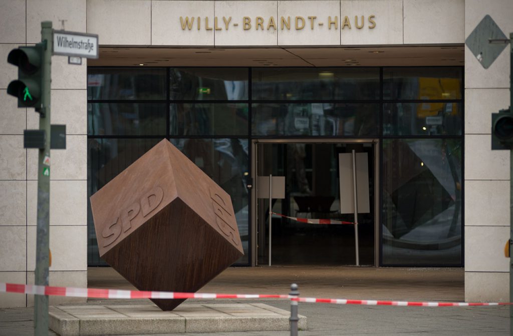 Pkw fährt in SPD Parteizentrale