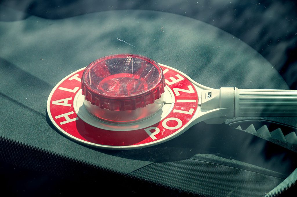 Zwei Polizisten bei Kontrolle verletzt