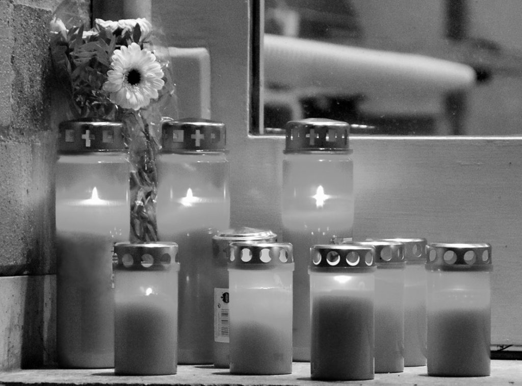 Lastwagen rammt Polizeiauto: Eine Polizistin stirbt