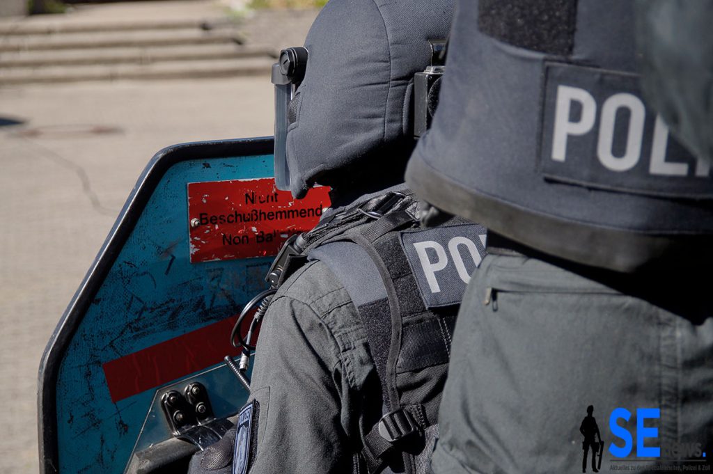 Abschiebung eskaliert: Dienstwaffe abgenommen und geschossen