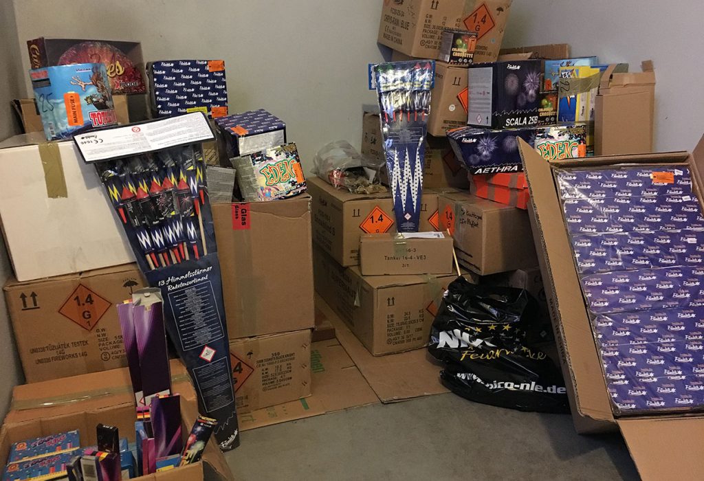 Sicherstellung von etwa 300 Kilogramm Feuerwerk und Pyrotechnik