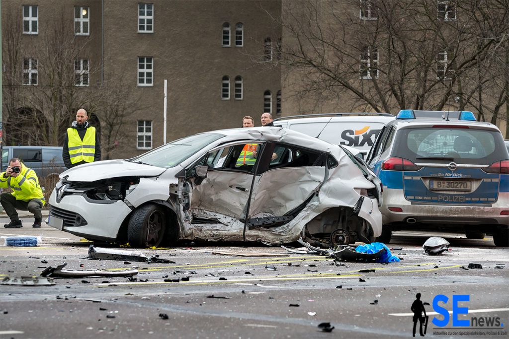 Schwerer Unfall mit Streifenwagen: Eine Person stirbt