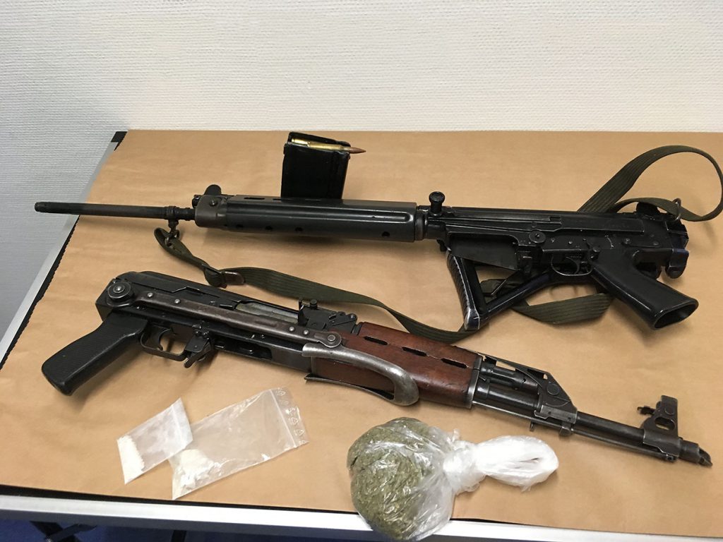 Drogen und Maschinenpistolen bei Durchsuchungen sichergestellt